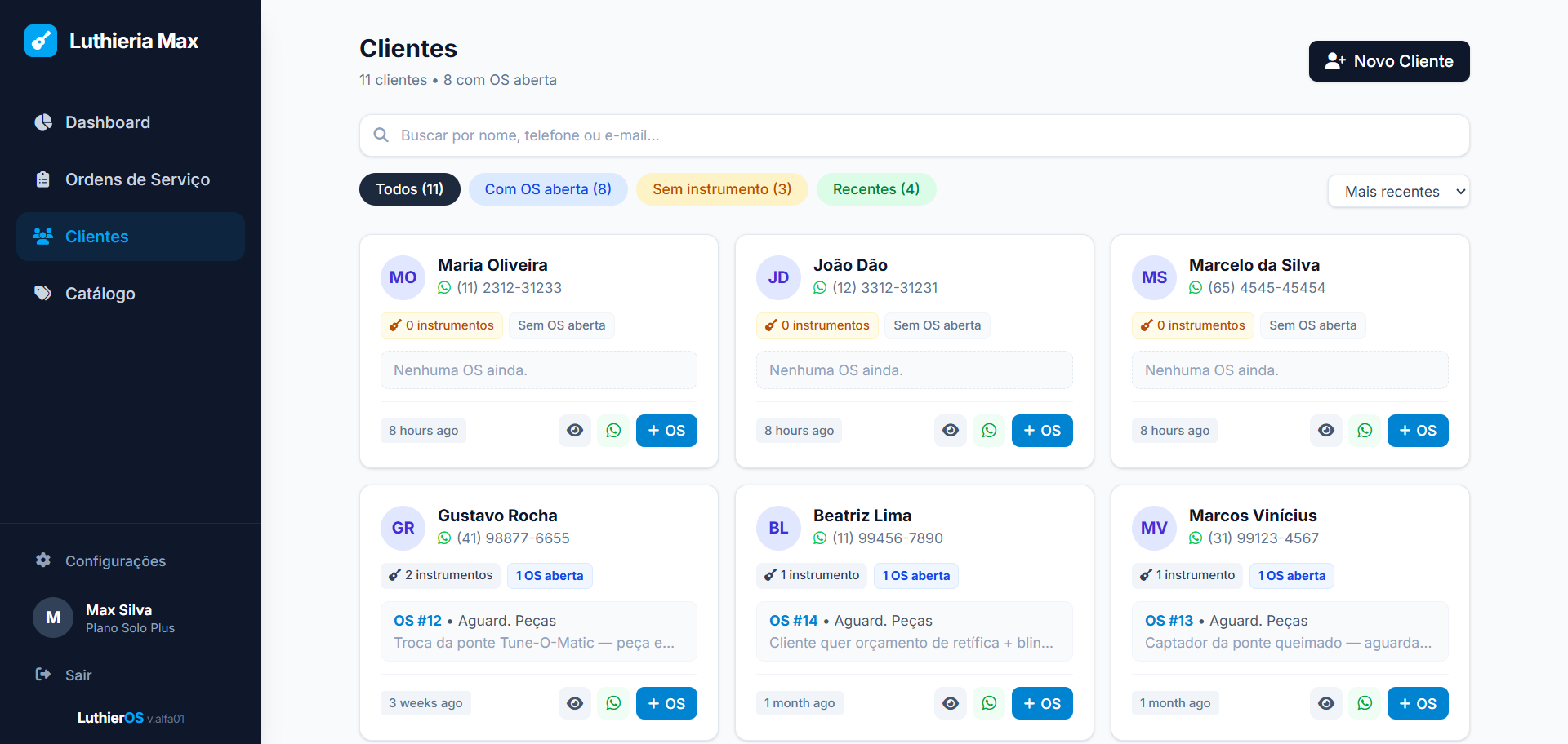 Tela de clientes do LuthierOS com busca, filtros e cartões de clientes com instrumentos